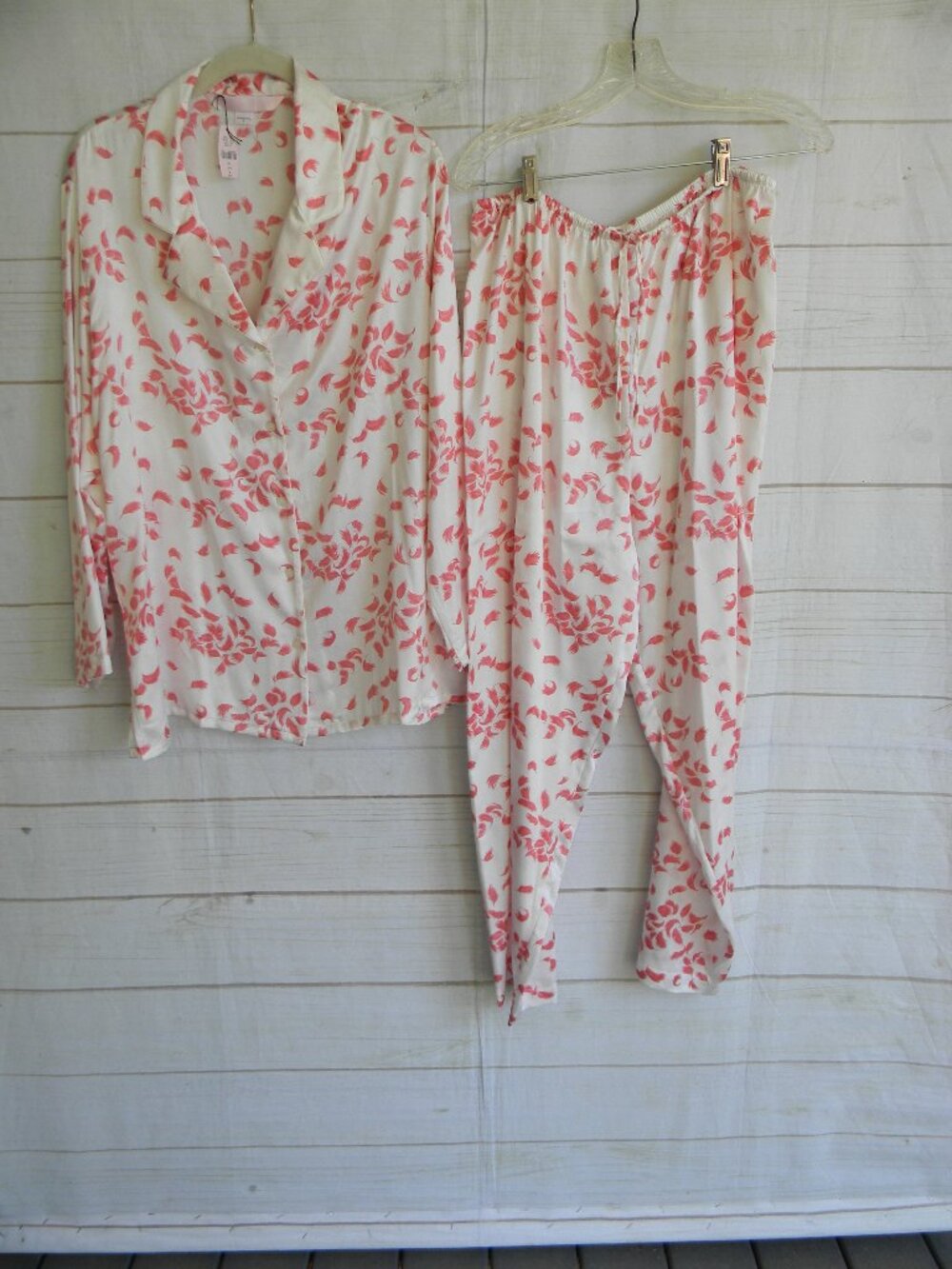NWT VICTORIA'S SECRET WHITE/RED FEATHERS SATIN LONG SLV PAJAMA SET SZ L